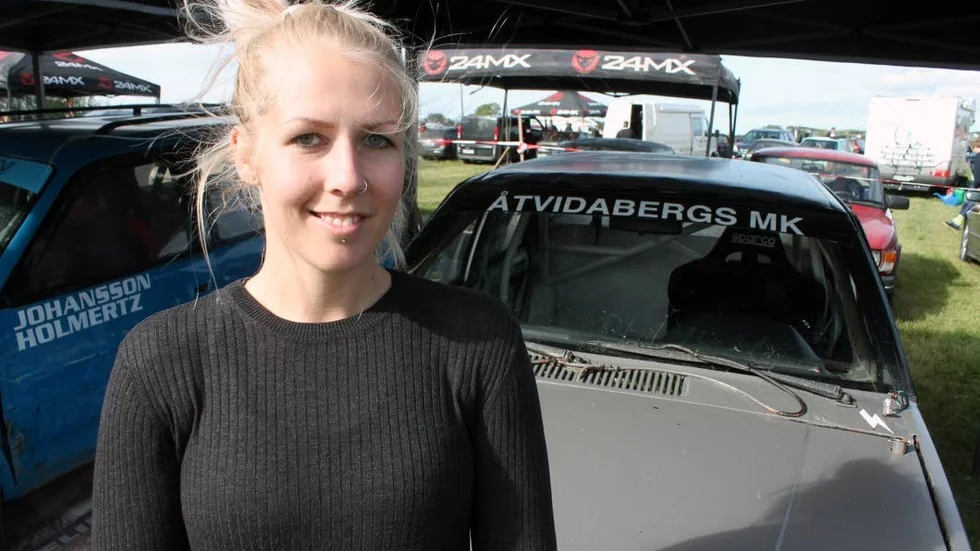 Emelie Bruce har hittat till folkracen, ett gemensamt intresse med sambon Pierre Gustavsson. Båda kör för Åtvidabergs MK.