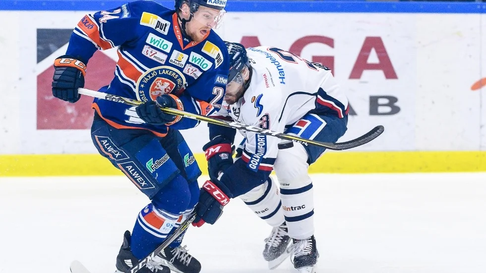 Växjs Brendan Shinnimin i kamp med LHC:s Almen Bibic under ett möte förra säsongen.