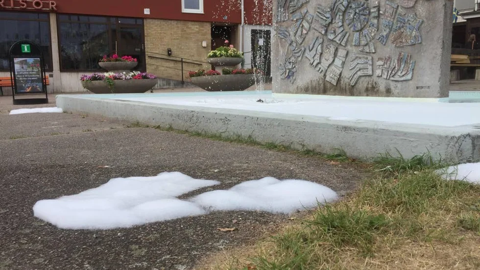 Kommunens gatu- och parkavdelning misstänker att disk- eller tvättmedel har orsakat bubbelöversvämningen i fontänen på Stora torget.