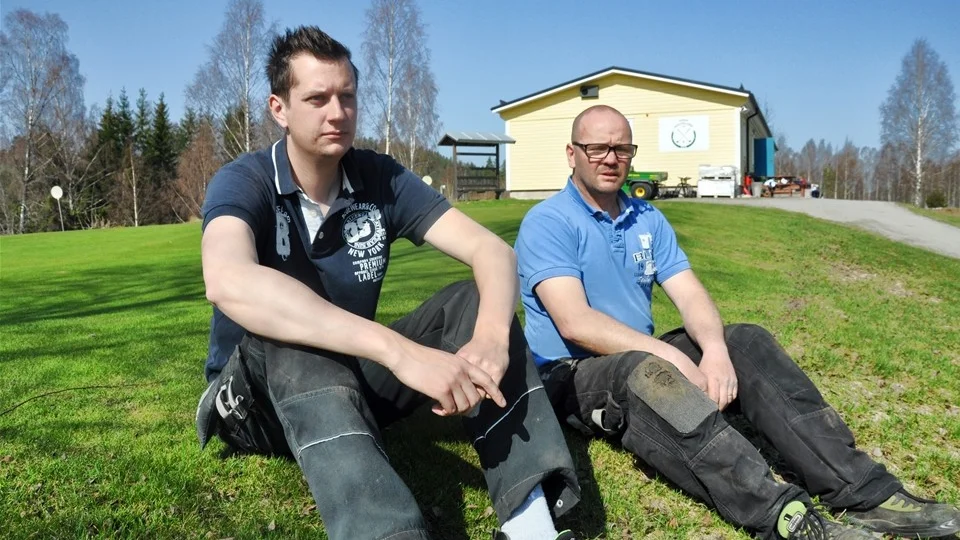 I förgrunden kassören Åke Johansson, Kinda GK, tillsammans med frilansgänget, samlat för en ännu en frivillig insats vid Kinda GK. Fr v Tommy Lindblom, Thomas Cederberg, Peter Mathson och Anders Zackrisson. Foto: Alf Wesik