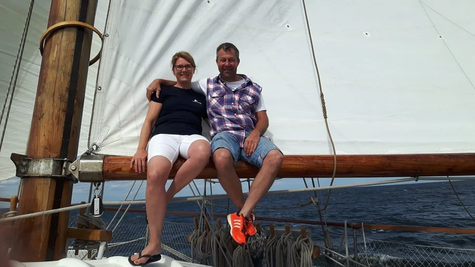 Marie-Louise och Niclas Mobelius får årets ungdomsledarstipendium från Virserums Lions Club.