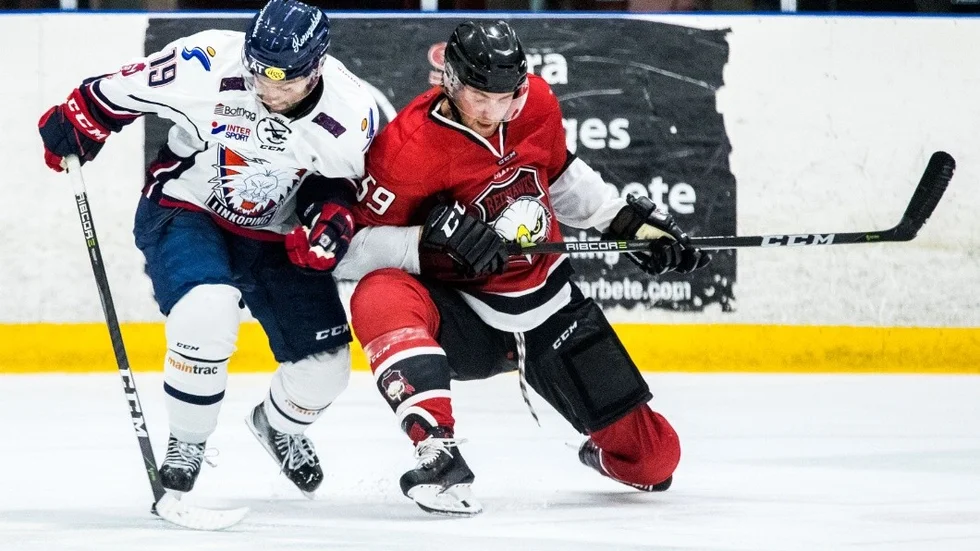 180816 Linkpings Joe Whitney och Malm Redhawks Anton Myllri under en trningsmatch i ishockey mellan Malm Redhawks och Linkping den 16 augusti 2018 i Tyringe.
Foto: Mathilda Ahlberg / BILDBYRN / Cop 178 /