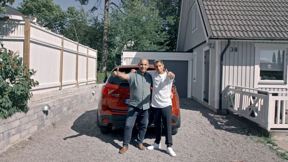 Far och son på jakt efter den optimala begagnade bilen med rejält bagage.