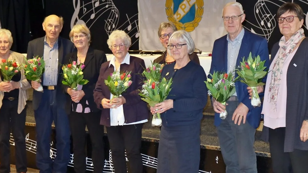 På bilden ses presidiet, som tackades med en blombukett, samt från vänster Clary Svensson, Bertil Karlsson och Barbro Nilsson som lämnar sina uppdrag inom föreningen.
