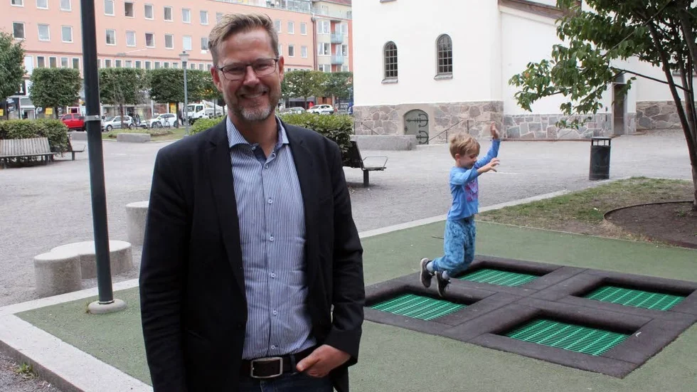 Ett spontanidrottande Linköpingsbarn på en av stans centrala platser för rörelse. Matti Leijons uppdrag på Region Östergötland är att sätta så många östgötar som möjligt i rörelse.