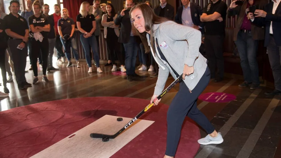 LHC:s Anna Kjellbin satte båda puckarna i nät i kickoffens inledande targetshooting. Kanske ett tecken på framgång i vinter?