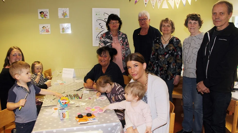Gemensam kamp för lokaler och verksamhet. Elisabeth Löfkvist, Inger Danielsson, Birgitta Nilsson, Anne-Marie Gustafsson och Jörgen Nilsson tillsammans med Annie Odengrund, Ulla Andersson och Erika Carlman med barnen Astrid, Tim, Ebba och Saga.
