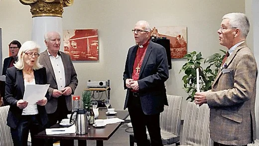 Biskop Martin är själv med i Rotary och denna gång pratade han om julen på dagens lunchmöte. Här ses han sjunga "Nu tändas tusen juleljus" tillsammans med den gamle landshövdingen Rolf Wirtén.