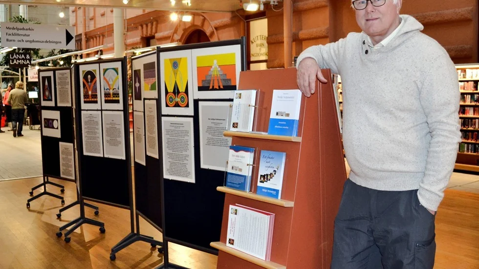 Thor Gjörvad på ett av landets bibliotek med Martinusutställningen. Foto: Privat