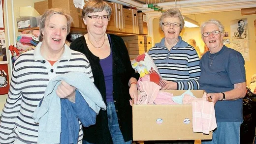 "Källarfolket" i Marieborgskyrkan tar emot det mesta som hör hemmet till, utom madrasser och möbler. Här är det Mikael Malmström, Margaretha Gustafsson, Vanja Henriksson, och Inga-Karin Nilsson som sorterar och packar.