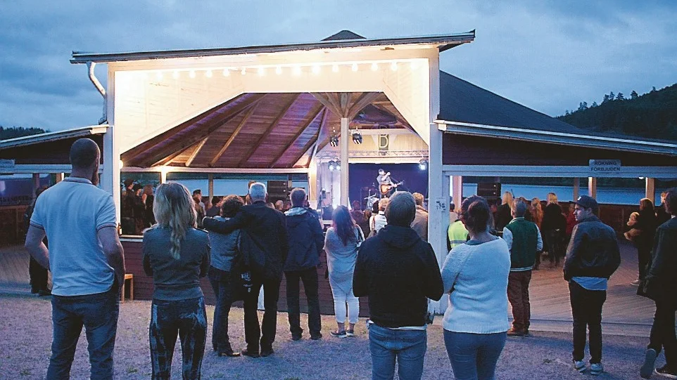 Valöfestivalen drog under lördagen cirka 400 besökare som samlades på den lilla ön för att lyssna på lokala artister och umgås.
