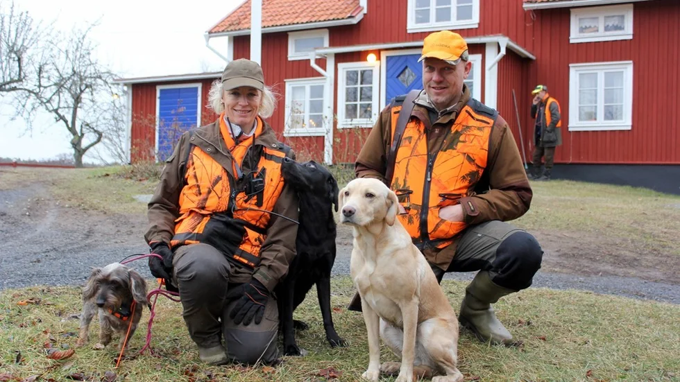 Christel och Magnus Alvarsson har bott på Björkö gård sedan 1998, i huset där Christel växt upp. Sedan 2007 äger de gården. Taxen heter Babsan, jaktlabradorerna Ixa och Xavi. Foto: Lena Dahlberg
