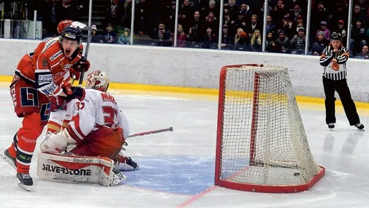 Avgjort. Linus Boström och domaren konstaterar att pucklen är inne. Målet betydde 2-1 i förlängningen för Västervik mot Troja och i förlängningen väldigt mycket. Närmare bestämt chansen att tampas om en plats till Hockeyallsvenskan i en kvalserie med sex lag där fyra går upp.