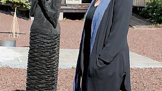 Anna Mellergård gläds över att stationsomrdet fått konstverket "Den tänkande" donerat.