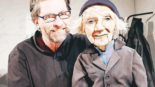 Lars "Lasse" Sonnesjö och Signe Kullzén i sin föreställning "En stund till".
