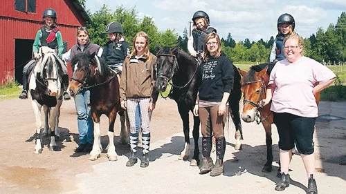 Ella Leander med hästen Dolly, Maria Olofsson, Jennifer Andersson med hästen Blixten, Emelie Isaksson, Linnéa Ljung med hästen Dior, Malin Oskarsson, Emma Faleryd med hästen Nova och Anna Karlsson.