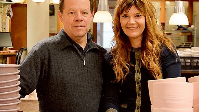 Lars Nilsson lämnar över Mariebergs blommor till Karin Englund.