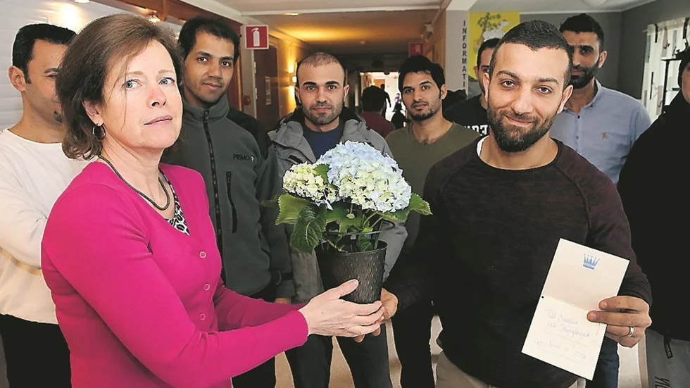 Sara Schwardt överlämnade en blomma till Sami Zaya på Kullagården. Foto: Roelof Stroetinga