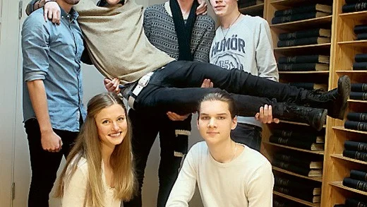 Vill få ut låtarna på Spotify. Lokalbandet Anton och Bandet ser tillbaka på ett bra år som band. Fr.v: Adam Alvin, Anton Brorsson, Ludvig Bohman och Henrik Svensson. Nedre raden: Moa Kristine Nachtweij och Gabriel Munther.