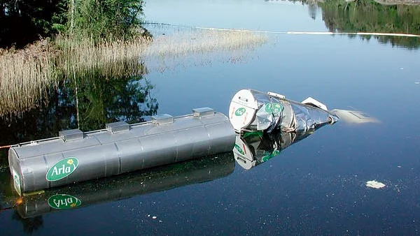 Tankbilen flöt på de tomma tankarna. Den bogserades in till land av räddningstjänsten.