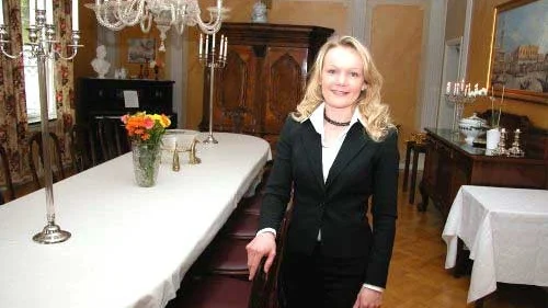 Cecilia Kvistborg-Ekelund ser det som ett privilegium att få förvalta Silverdalens herrgård till kommande generationer. Här i matsalen serveras turisterna frukost.