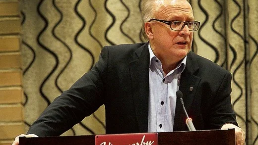 Till attack. Kommunalrådet Micael Glennfalk (M) försvarar Moderaternas vilja att byta län och tycker att allianskollegan Gudrun Brunegård borde läsa på.