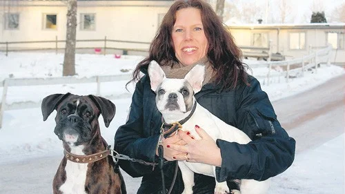 Daphne och Dolly är två blivande dagishundar när Thina Johansson snart öppnar Busvallens hunddagis vid Borgs ridcenter.