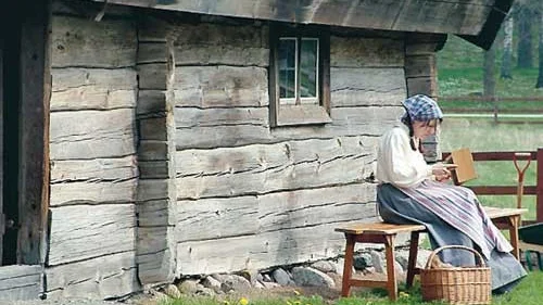 Linn Nyberg från Frilutfsmuseet Gamla Linköping satt under måndagen utanför Östra Torp och kardade ull.