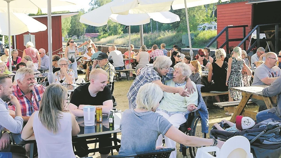 Det kom väldigt mycket folk till Tuna torg i fredagskväll.