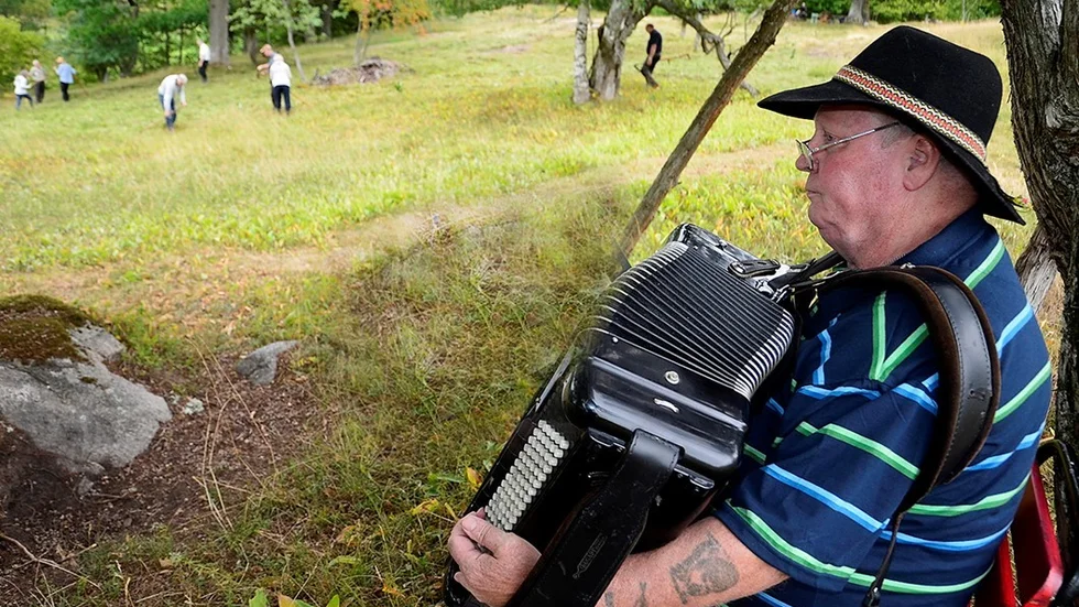 Till arbetet och rasterna kunde man njuta av Christer Nilssons dragspel och sång.