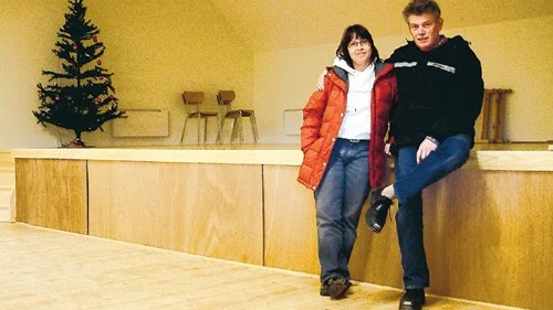 Anna Karlsson och Bengt Johnson invid den nya scenen som blivit mer än dubbelt så stor.
