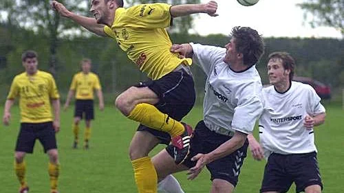Tuff kamp att vänta. Då Vimmerby mötte Tvärskog på hemmaplan i våras vann gästerna med 2-0. Idag måste Sanel Zulic och de andra i VIF ta revansch och få med sig tre pinnar hem från returmötet. Foto: Magnus Strömsten