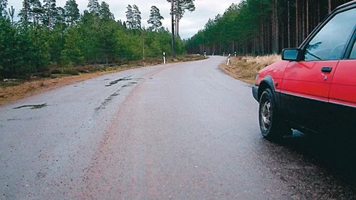 En bredare tillfartsväg mellan 34:an och motorstadion behövs för att rymma alla trafikanter.