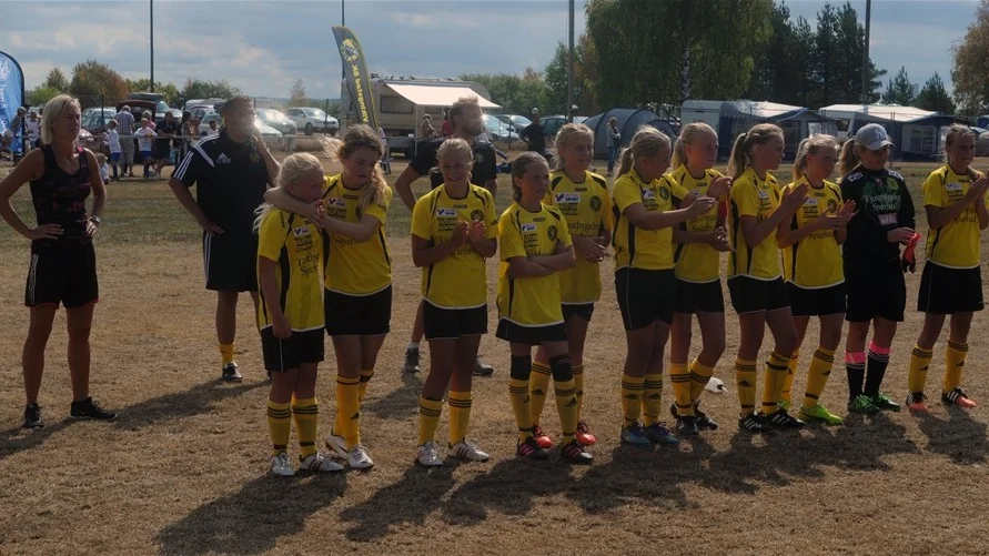 Västerviks FF F12 tackar Linköping Kenty för en god match.