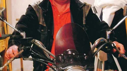 En knutte? Nej, den mesta tiden spenderar Bertil Magnusson i sin butik, men på lediga stunder tar han gärna en tur på den egna motorcykeln.