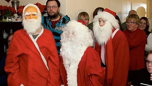 Tre tomtar kom också för att dansa kring granen. Från vänster Nisse, Nisse och Nisse.