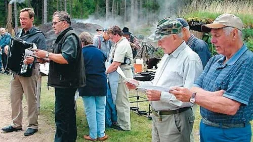 Kolarkojan i Haddås hade föreningsbesök och då blev det både servering, musikunderhållning och allsång.