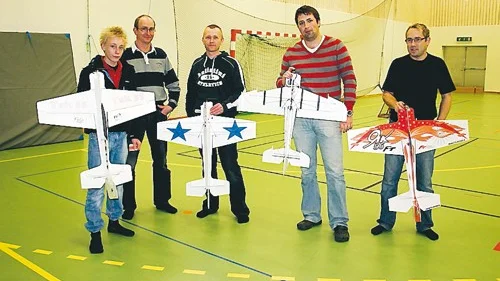 Felix Persson, Niklas Persson, Benny Sjåstad, Niclas Söder och Mikael Rydén flyger två gånger i månaden med sina modellflygplan inomhus i Sparbankshallen i Virserum.