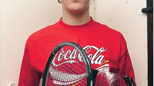 Första SM-singelguldet. Daniel Kumlin just hemkommen från SM i tennis med den åtråvärda vinstbucklan i famn. Foto: Janne Strömsten
