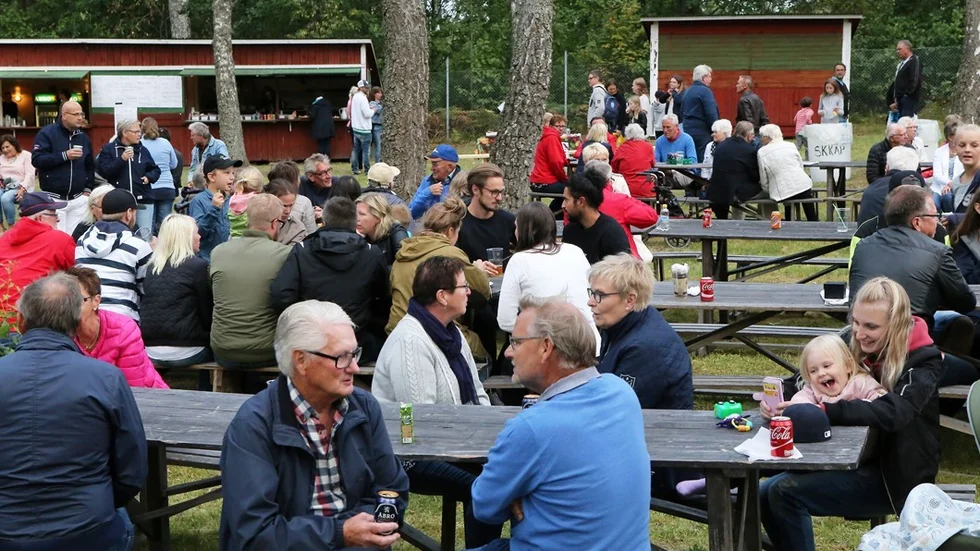 Redan tidigt på kvällen samlades det mycket folk på festplatsen. Foto: Roelof Stroetinga