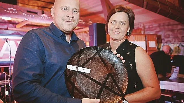 Eva Kindstrand-Drie överlämnade kompispriset till Dennis Fransson.