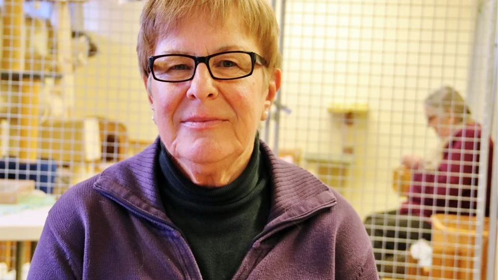 Inger Didriksson bestämde sig att köpa en katt från Lyckan för åtta år sedan och katten Kasper (som är hemma) fick då ett nytt hem hos henne. Foto: Liselotte S Johansson