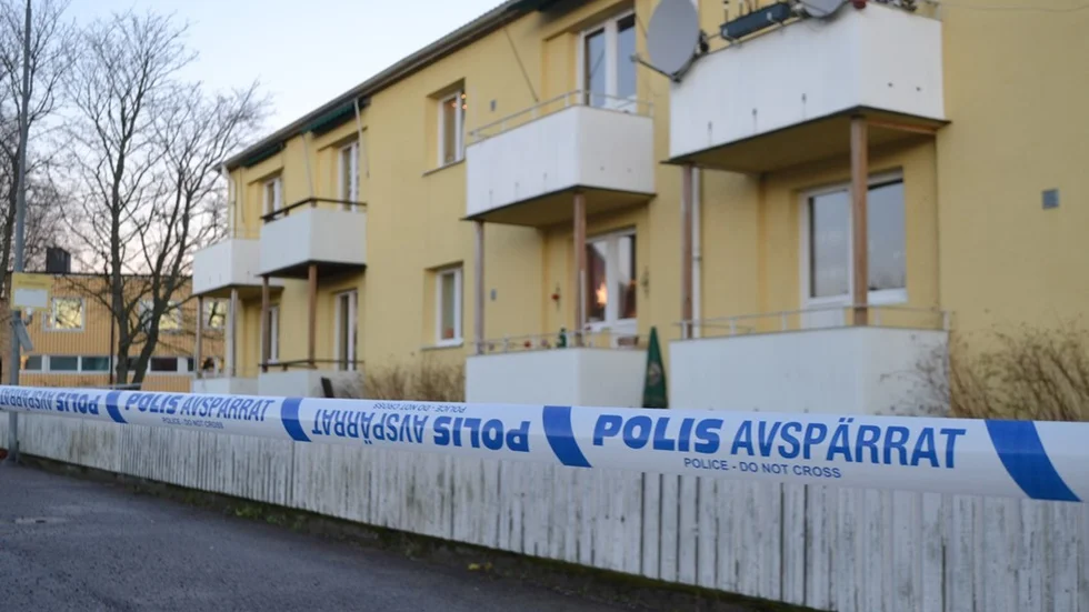 En man är anhållen i sin frånvaro, misstänkt för mord på Breviksvägen natten till fredagen.