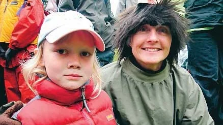 Alicia Aronsson gratulerar Mulle.