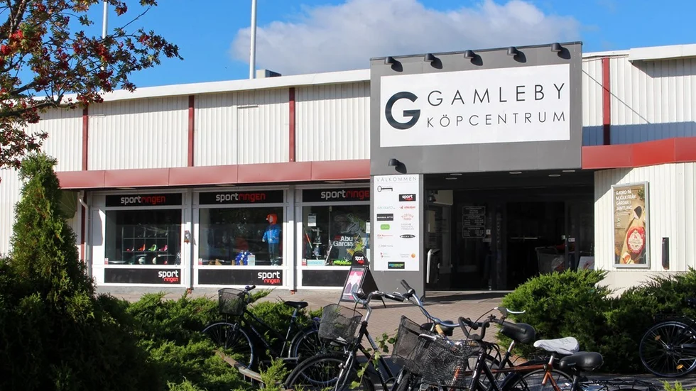 Två personer misshandlades inne på Gamleby centrum under lördagskvällen. 