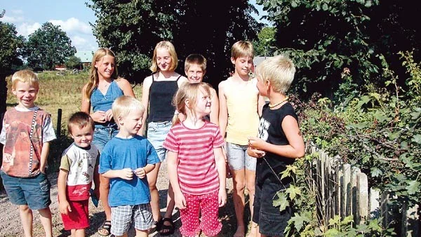 Alla vi barn i Bullerbyn - nej, jag menar i Åkerö. Byn som upplevt en inflyttningsboom.