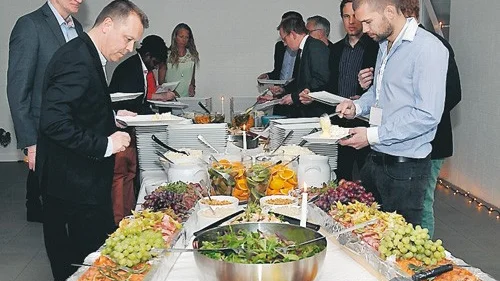 Vackert dukat bord med exotisk bricka.