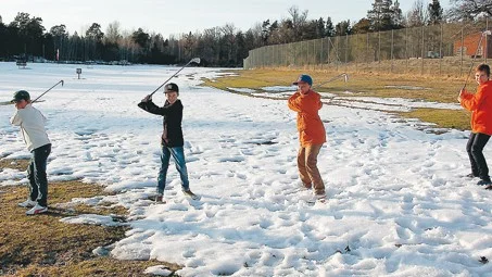 Nils Axmon, Emil Nord, Elias Hellman och Rasmus Nilsson tränade golf ute för första gången i år.