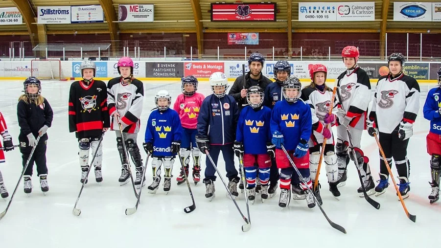 Alla tycker det är kul att spela hockey.