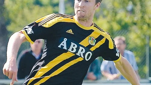Stannar. Nyckelspelaren Jimmi Gustavsson har gett klartecken för en sjätte säsong i Vimmerby IF. Konkurrensen i anfallet blir därmed stenhård.